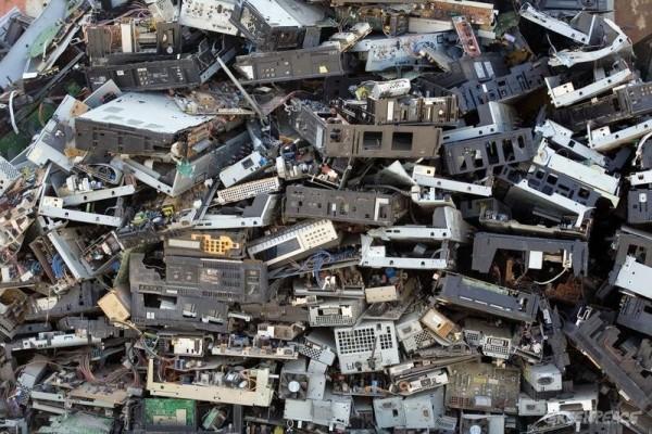Pile of Waste – Electronic Waste Documentation (China: 2007)