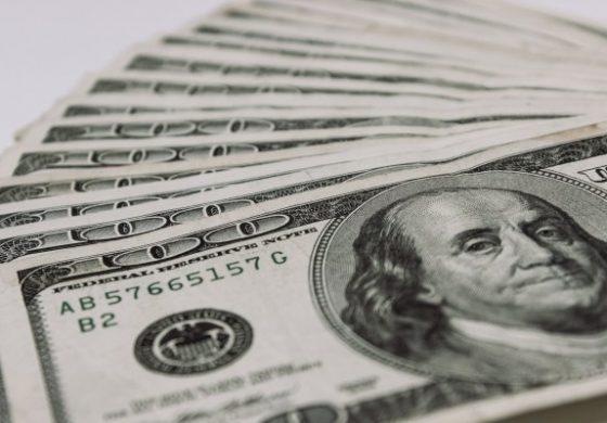 100-dollar-bills-1-560×390