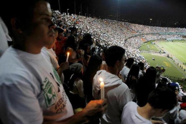 20161202atletico-nacional-fans-pay-tribute-to-chapecoense-600×400