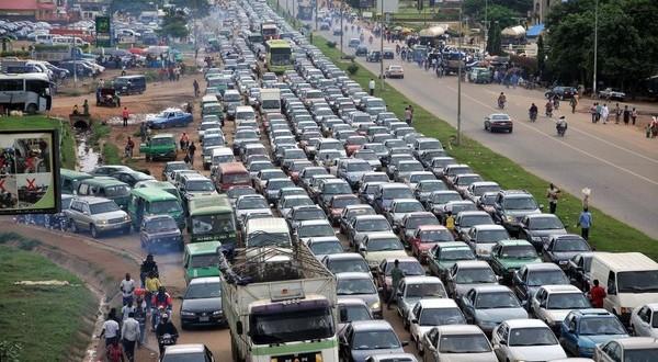 Lagosians pay  price in choking traffic in megacity without rail
