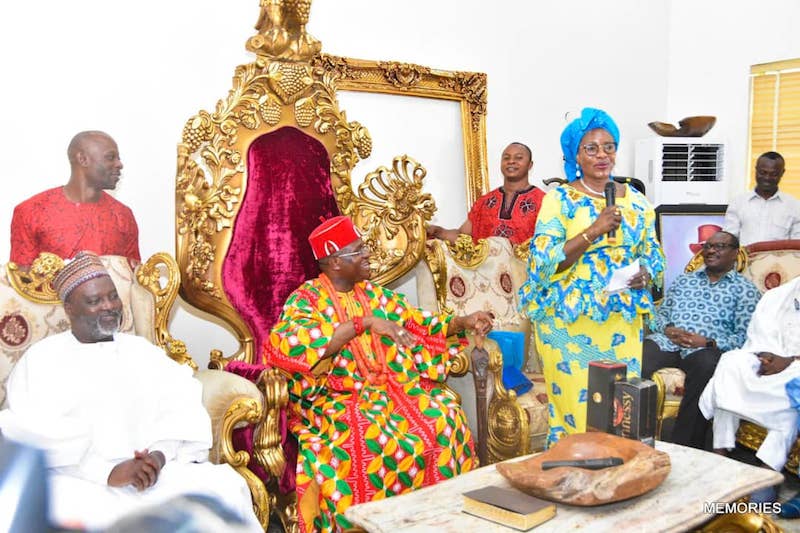 Minister of Women Affairs, HellenTallen addressing the audience during the visit of the federal delegation to Chu’s palace