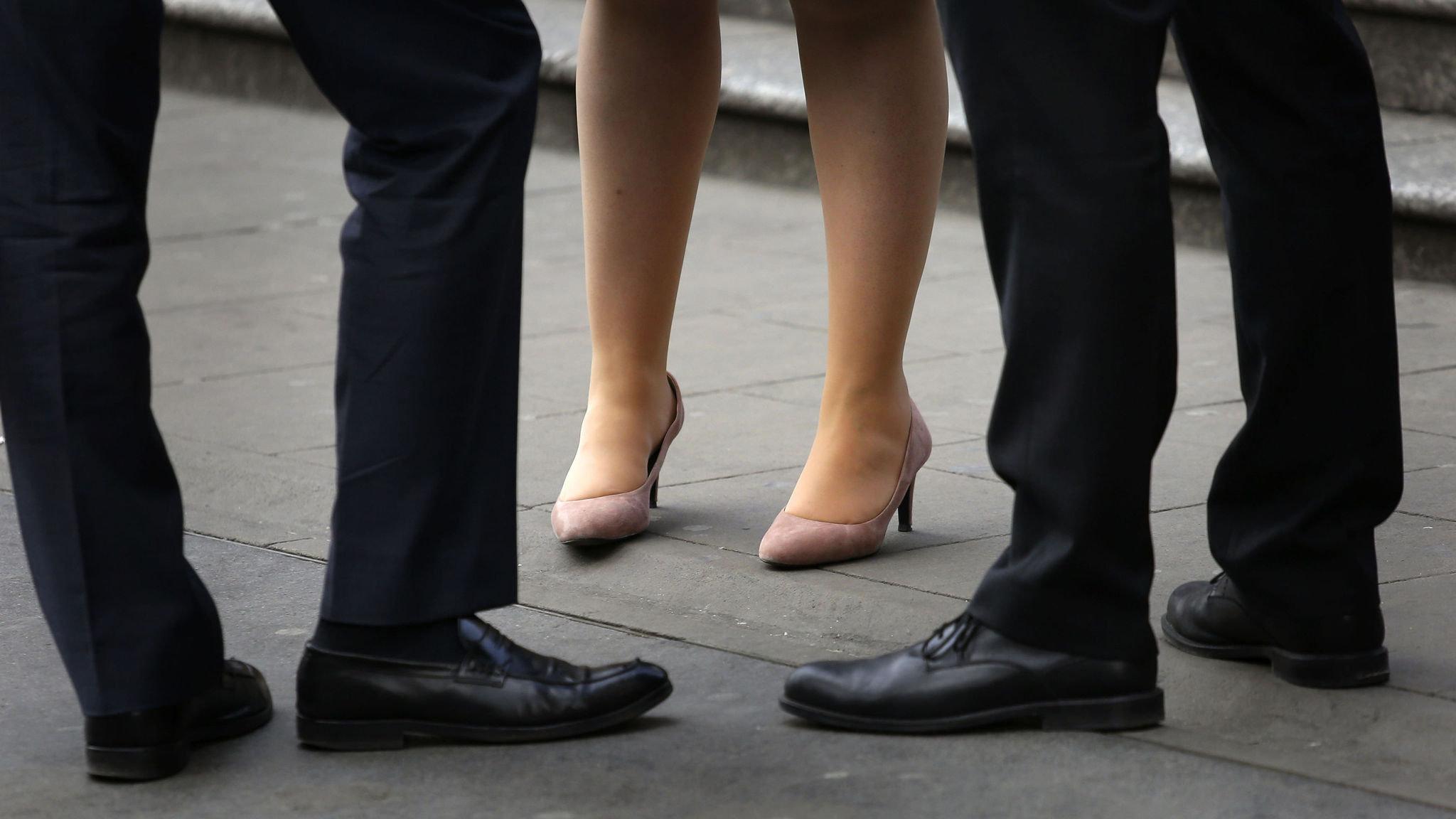 Pimco lawyer files gender and race discrimination suit