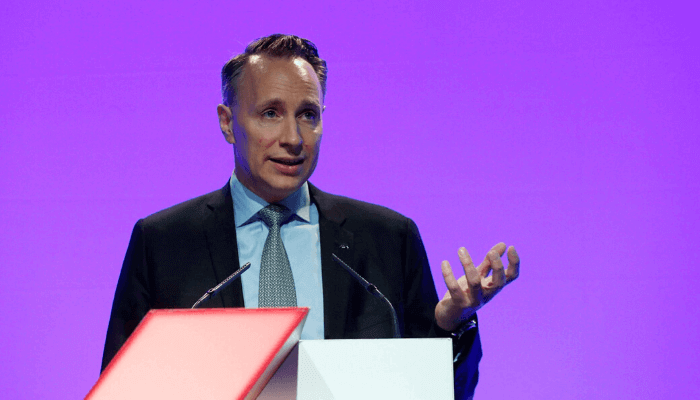 Axa to defy regulators with dividend payment