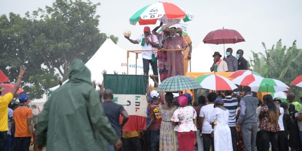 On the podium: Godwin Obaseki (l), Edo State governor and PDP guber candidate, addressing supporters at his reelection campaign rally in Avbiosi Ward 5, Owan West LGA of Edo State, on Friday, August 14, 2020.