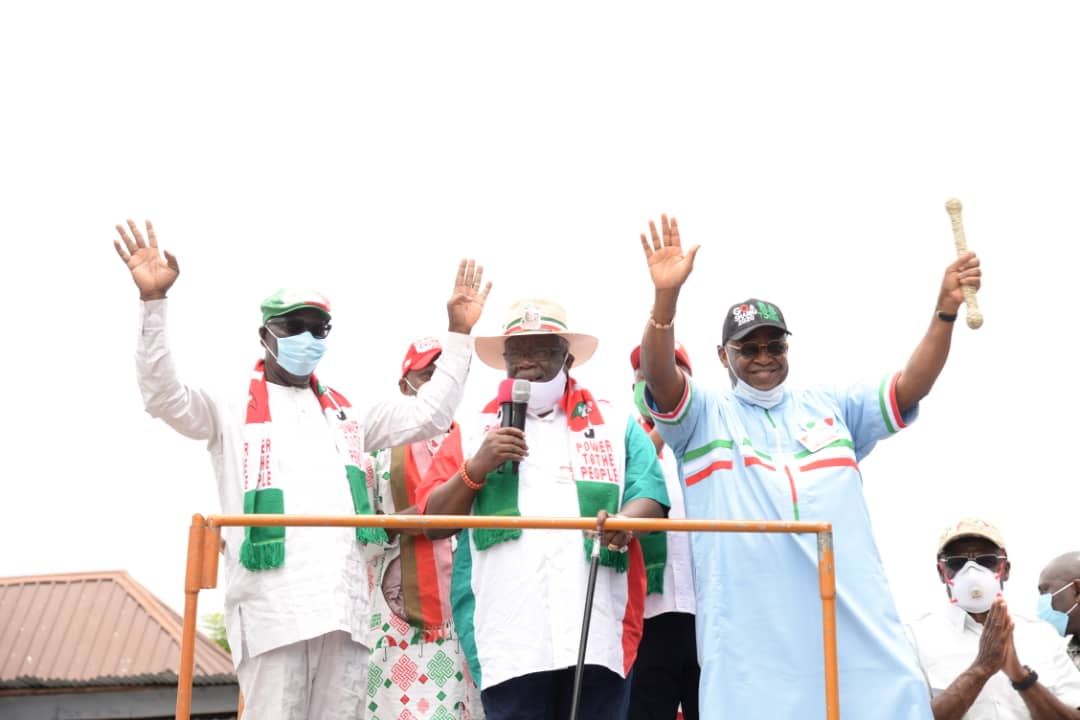 L-R (on the podium): Godwin Obaseki, candidate of the PDP/Edo State governor; Tom Ikimi, former minister of Foreign Affairs, and Dan Orbih, chairman of Edo PDP Campaign Council, during Governor Obaseki’s ward-to-ward campaign rally in Igueben LGA of the state, on Wednesday, August 19, 2020.