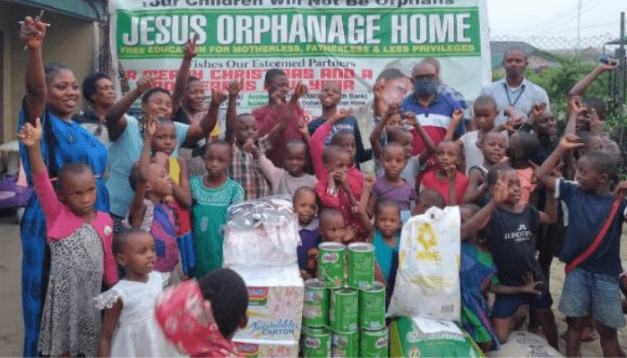 Arik Air celebrates Easter with donations to old people’s orphanage homes, IDP camps
