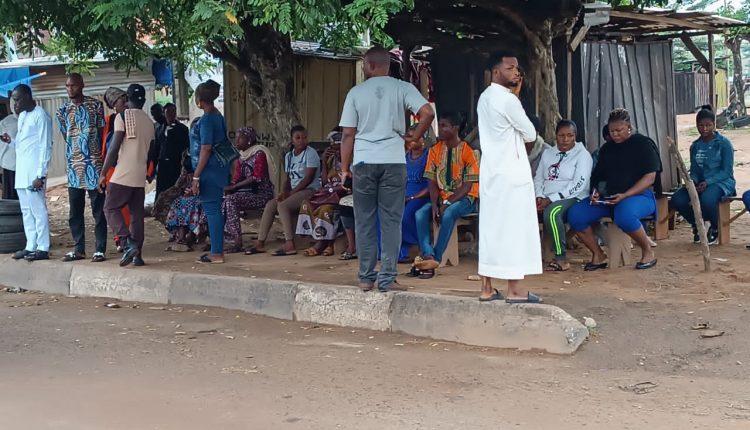 Ward 1, Unit 17, Olualabi, Osogbo: voters waiting. No sign of INEC staff
