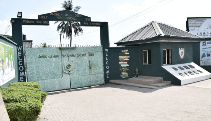 Ansar-Ud-Deen old students reward ex-teachers, celebrate 20th anniversary reunion