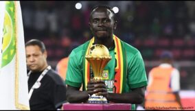 Sadio-Mane-AFCON-trophy