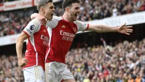 Arsenal-players-celebrate