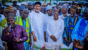 Kwara senator distributes 3,500 bags of fertilizer to farmers