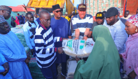 Zulum distributes relief materials to Borno flood victims, receives N7.5bn donations