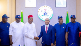 L-R: Nnamdi Nwafor, Enugu East Zonal Chairman, People’s Democratic Party (PDP); Steve Oruruo, deputy chairman, PDP, Enugu State; Chijioke Edeoga, former gubernatorial candidate of Labour Party (LP); Peter Mbah, governor of Enugu State; Martins Chukwunweike, chairman, PDP, Enugu State, and Chukwudi Nnadozie, state secretary of the PDP, when Mbah received and welcomed Edeoga, his former rival, back to the PDP at Government House, Enugu, recently.