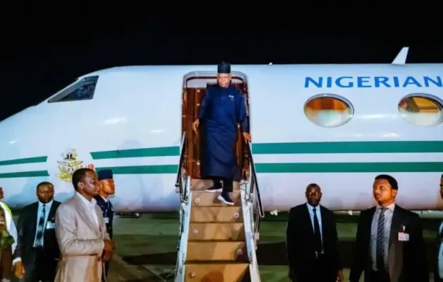 Vice-President-Kashimm-Shettima-getting-down-plane-860×548