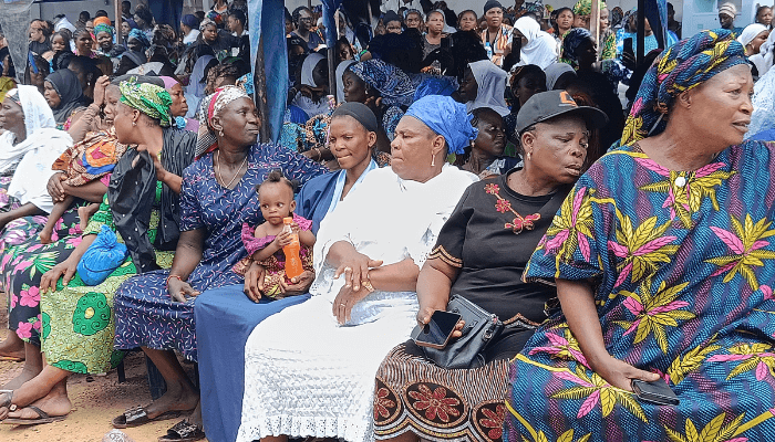 Support group distributes bags of rice, cash to Ondo women