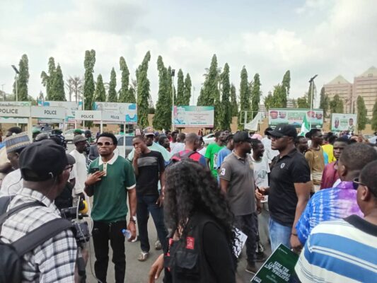 E-transmission: Protest intensifies at N’Assembly ahead of Reps emergency session