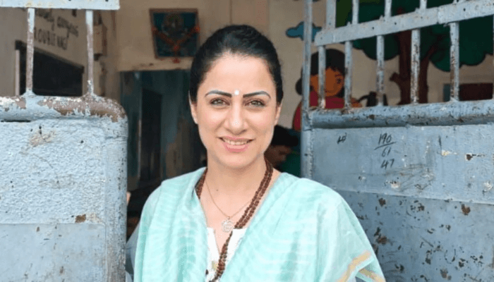 Indian teacher wins $1m prize for turning slums into open-air classrooms