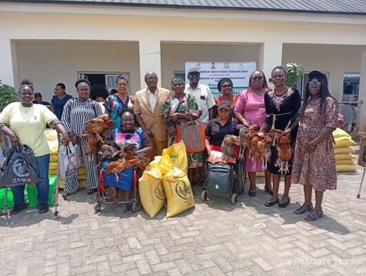 Staff of BATNF, Edo State Ministry of Livestock development in a group photograph with some of  the beneficiaries.