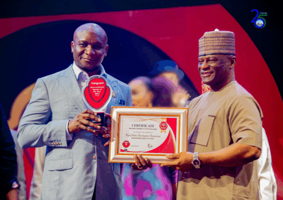 L-R: Samuel Ogbuku, NDDC CEO, receiving the award from Olatunji Disu, Inspector General of Police 2025 Personality of the Year Awards at the Eko Hotels and Suites, Victoria Island, Lagos.