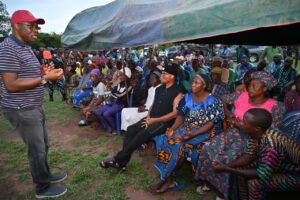 Seyi Makinde visits Oriire abducted people's family 