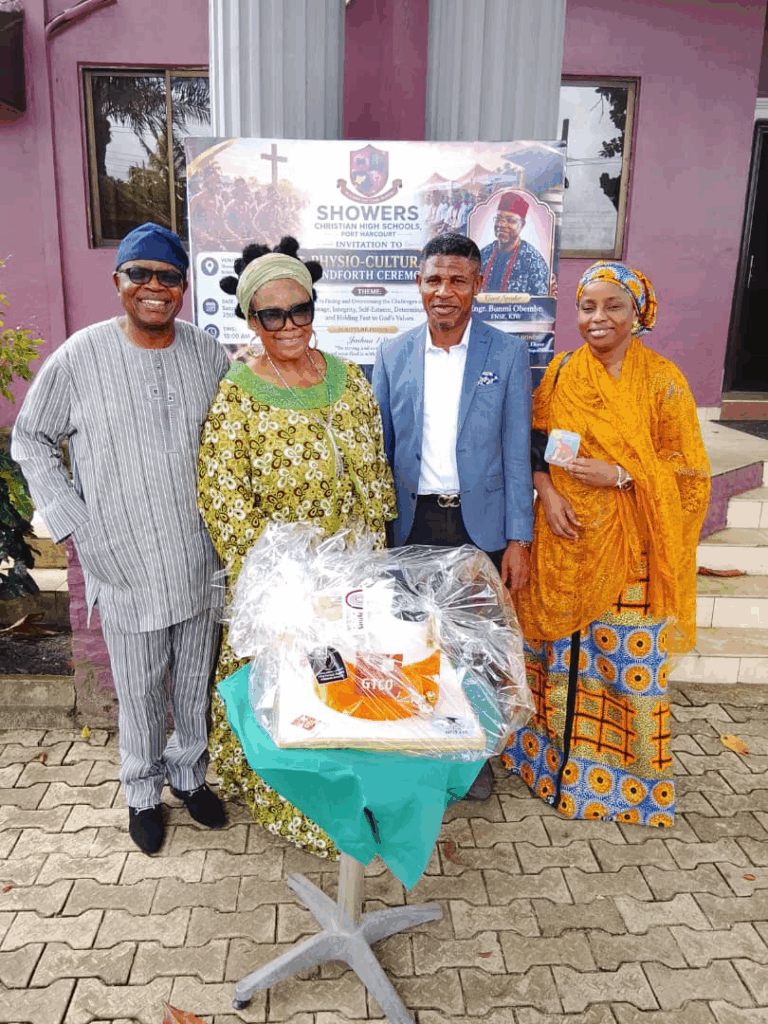 Ekama Emilia Akpan (middle) flanked by guests at the cake stage