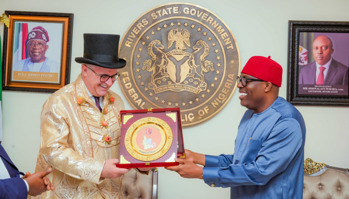 L-R: Erton Kohler, president of the Seventh Day Adventist, receiving a plaque from Gov Sim Fubara of Rivers State in Govt House, PH.
